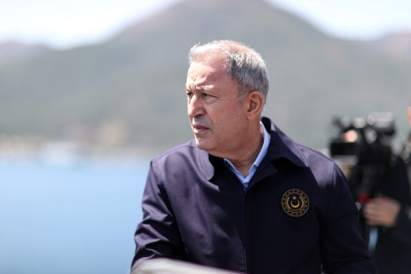 <p>E zamanl olarak su alt intikal arac ve helikopterden paratle atlan SAT unsurlar hedefe yneldi. </p>