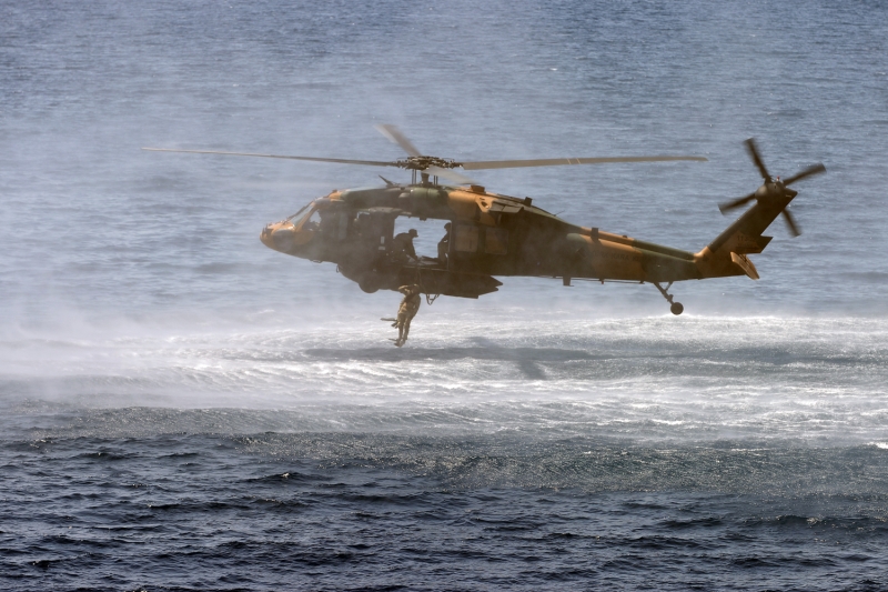 <p>SAT Komutanlnn bir dier unsuru ise helikopterden gemiye serbest ini yaparak operasyon dzenledi. </p>