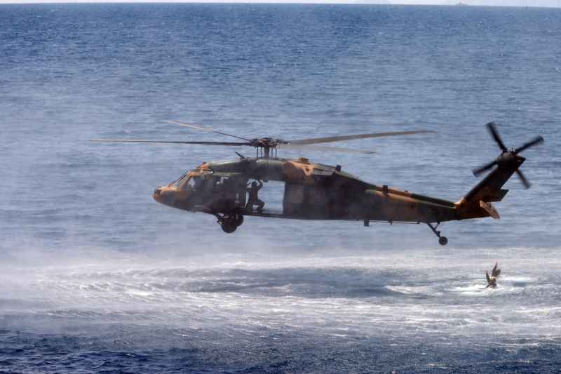 <p>SAT harekatnn tamamlanmasnn ardndan harekata katlan unsurlar tatbikatn sancak gemisindeki Bakan Akar'a selamlama geii yapt.</p>