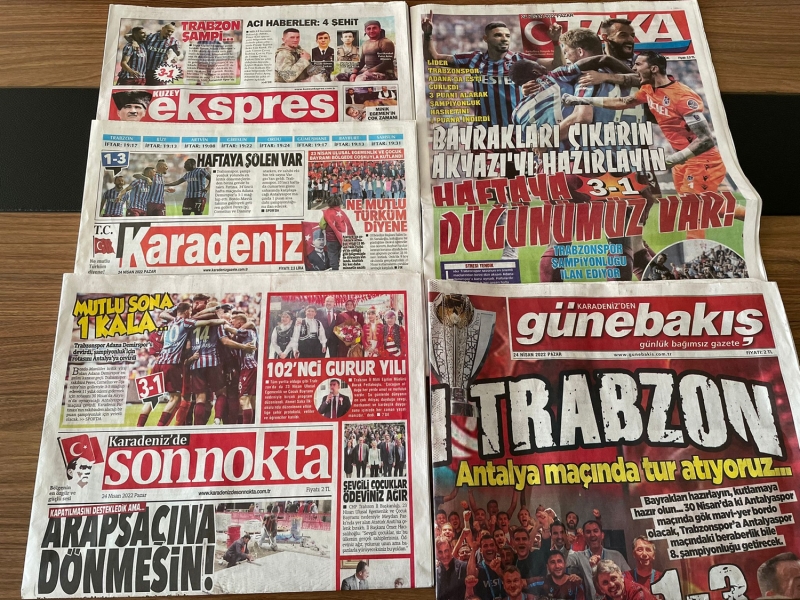 <p><b>Taka Gazetesi</b> de ilk sayfasında 'Bayrakları çıkarın Akyazı'yı hazırlayın. Haftaya 3-1 düğünümüz var.', 'Trabzonspor şampiyonluğu ilan ediyor.' başlıkları ile son sayfasında 'Herkes bu anı bekliyordu, Adana'da fırtına koptu, milyonlar coştu, Trabzon aşkına renklendi dünya.', 'Haber salın dört bir yana Trabzon şampiyon.' ifadelerine yer verdi.</p>
