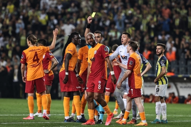 <p>Ekonomik açıdan da sıkıntılı günler geçiren Galatasaray'da gelecek sezon için kaynak oluşturulması adına bu isimlerin satışı onaylanabilir.<br></p>