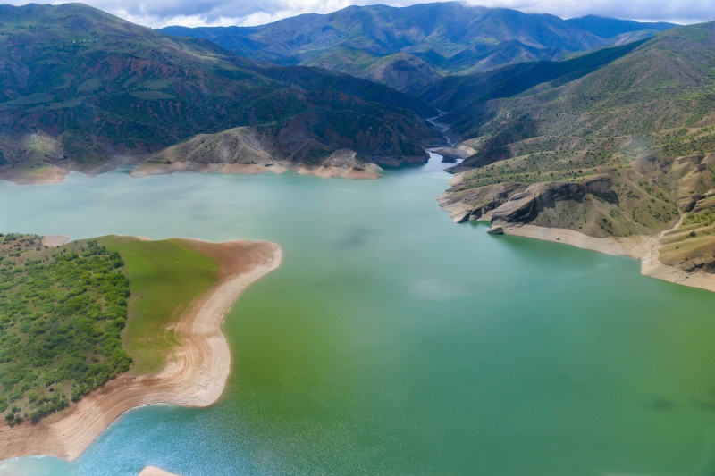 <p>Keban Baraj Gölü, yeşillenen ormanlık alanlar, buğday tarlaları ve dağ köylerinde ilkbahar güzelliği yaşanıyor.</p>