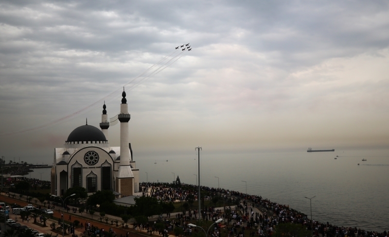 <p>Yaklak 20 dakika havada kalan tim, daha sonra kent semalarndan ayrld.</p>