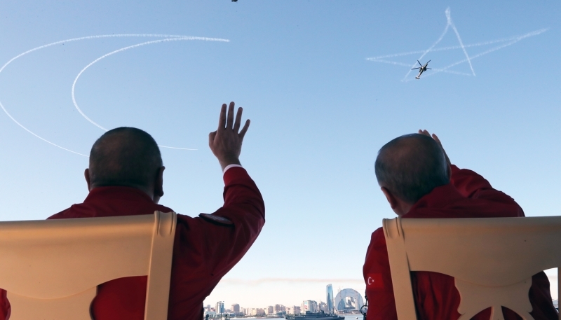 <p>Erdoan ve Aliyev, Azerbaycan Hava Kuvvetleri, Trk Hava Kuvvetlerine bal Trk Yldzlar ve Solo Trk ekibinin akrobasi gsterisini izledi.</p>