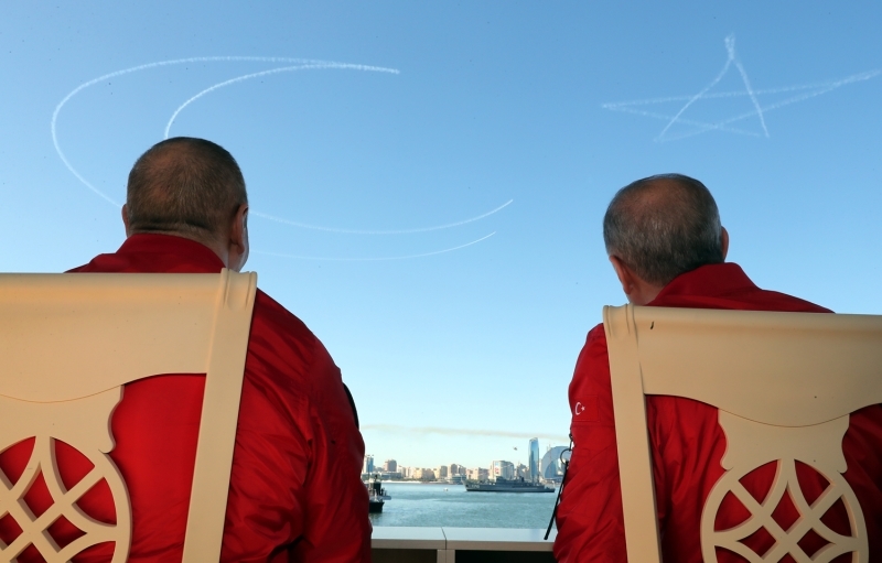 <p>TEKNOFEST Azerbaycan alanndaki stantlar ziyaret eden iki lider, Azerbaycan Hava Kuvvetleri ve Trk Hava Kuvvetlerine bal Trk Yldzlar ve Solo Trk ekibinin akrobasi gsterisini izledi.</p>