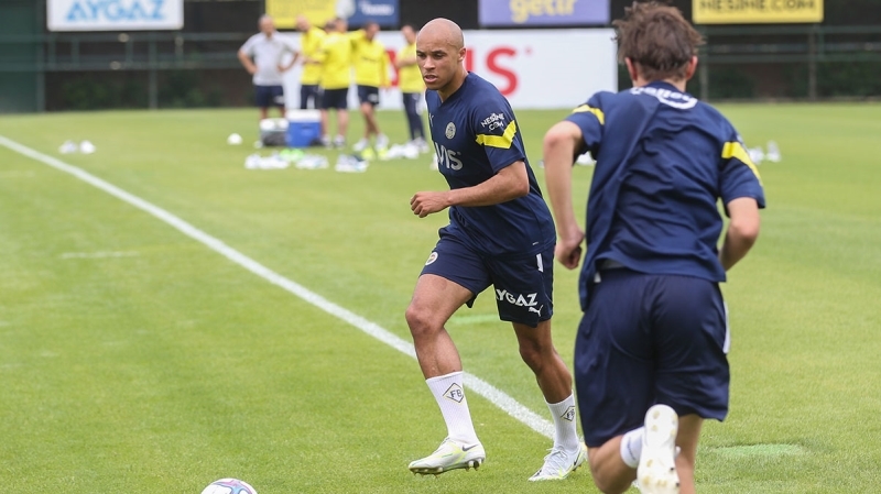 <p>Bu arada Fenerbahçe'nin Kongolu stoper Marcel Tisserand'ın satışından da en az 3 milyon avro gelir beklediği de gelen haberler arasında. </p>