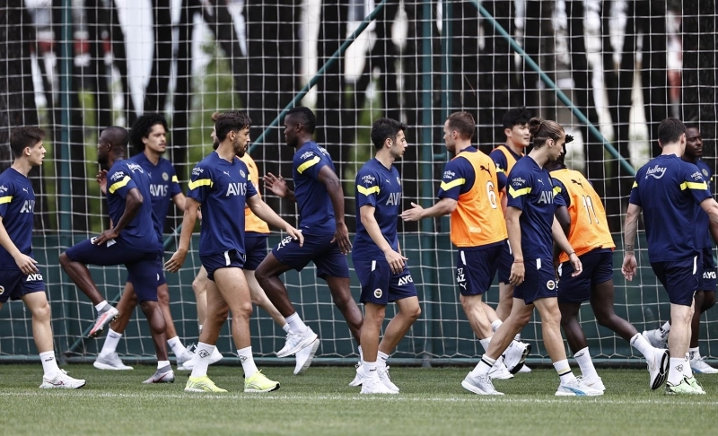 <p>Fenerbahçe yönetimi en kısa süre içinde bu oyunculardan kendilerine kulüp bulmalarını isteyecek.</p>