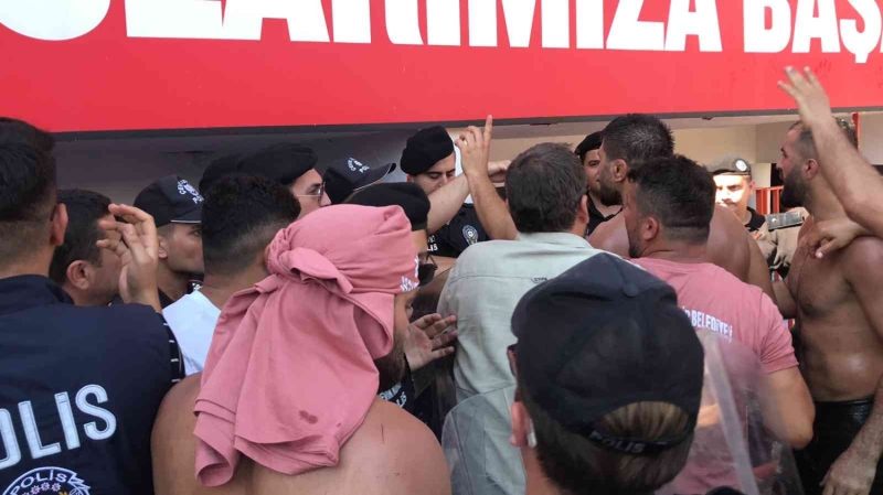 <p>'Ben 45 yaşındayım bak hala güreşiyorum. Ben çoluğumdan çocuğumdan fedakarlık yaptım kamplara girdim. Burada gecemizi gündüzümüze kattık.'</p>