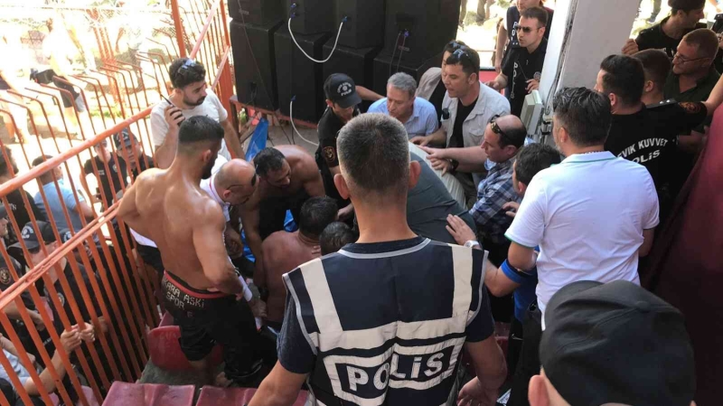 <p>Yaşanan olaylar sırasında hakem heyeti güreşlere ara verdi. Çevik kuvvet ekipleri de Er Meydanı'na girerek, geniş güvenlik önlemleri aldı.</p>