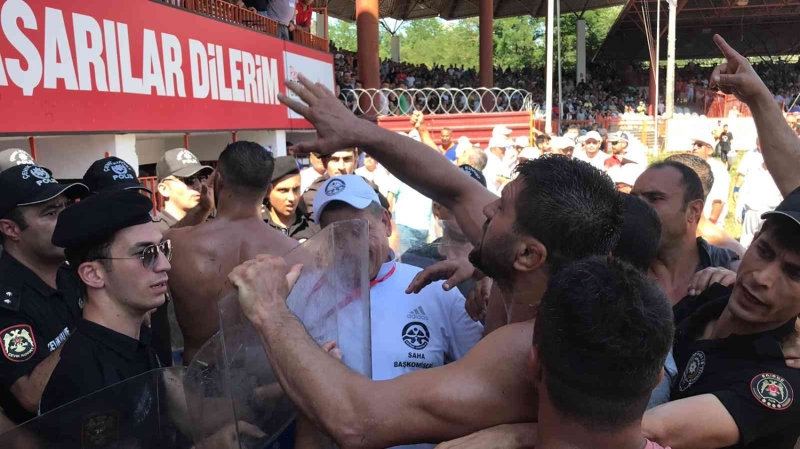 <p>'Bu kadar mı kolay bu iş? Ağzımın içindeki dikişlere, ellerimdeki nasırlara bakın. Ben hakkımı helal etmiyorum, paçamı da çözüyorum. Ben artık güreşmiyorum, bakın bana burada elveda bile yaptırmıyorlar'</p>