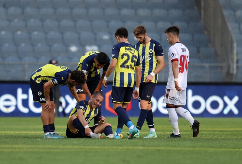 <p><b>EMRE MOR VE OSAYİ SAKATLANDI</b></p><p><br></p><p>Oyuna 64. dakikada dahil olan <b>Emre Mor</b>, 73'te sakatlandı ve sahayı sedyeyle terk etti. </p>