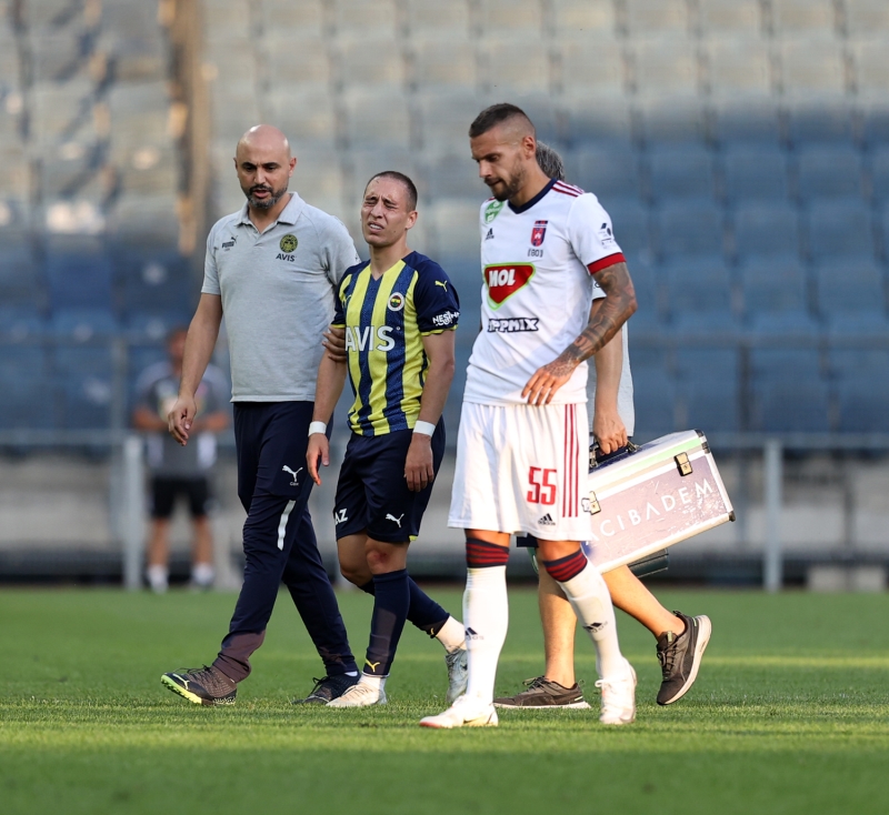 <p>Duş aldıktan sonra kulübeye dönen oyuncunun sekerek yürüdüğü gözlendi. İki futbolcunun da durumları son kontrollerden sonra netlik kazanacak. </p><p><br></p><p>Sabah</p>