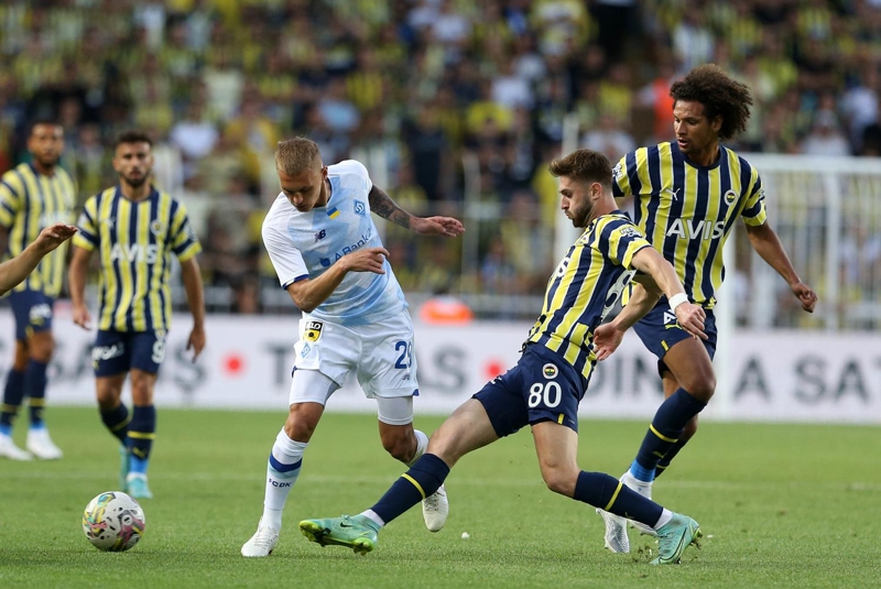 <p>Fransız spor kanalı <b>CNEWS </b>ise taraftarın tezahüratını <b><i>'Sürreal'</i></b> olarak nitelendirdi. </p>