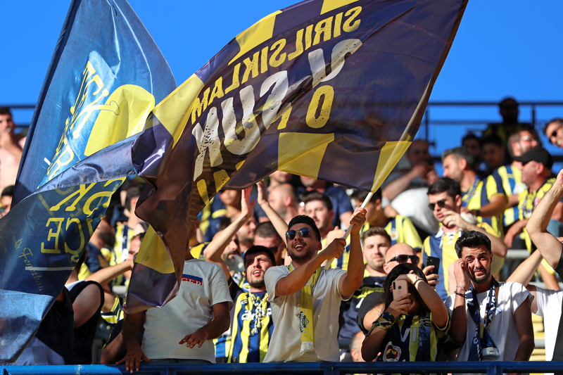 <p>İngiliz gazetesi Fenerbahçe taraftarlarının Putin tezahüratını <i><b>'İğrenç'</b></i> başlığı ile haber yaptı.</p>