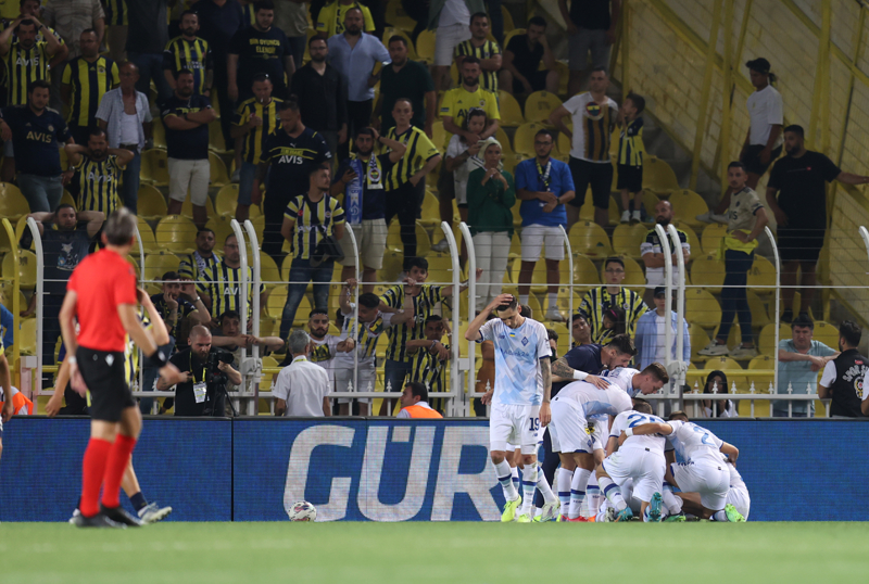 <p>Twitter'da Fenerbahçe tribünlerinin <b>Putin </b>tezahüratı yaptığı görüntüler milyonlarca kişi tarafından izlendi; on binlerce kişi Rus liderin adını bağıran taraftarlara tepki gösterdi.</p>