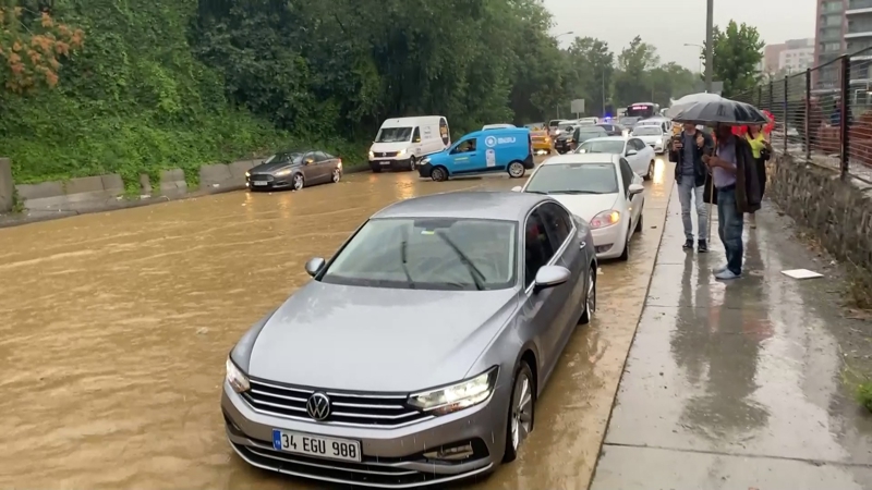 <p><b>MALTEPE'DE G�LE D�NEN YOLLARDA ARA�LAR MAHSUR KALDI</b><br></p><p><b><br></b></p><p>Maltepe'de etkili olan ya��� nedeniyle yollar g�le d�nd�. Ara�lar mahsur kald�.</p>