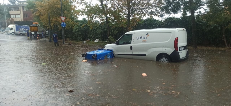 <p>Altay�e�me Mahallesi'nde otomobiller yolda mahsur kald�. Ara�lar� kurtarmak i�in �al��malar devam ediyor.</p>