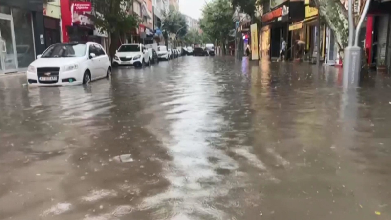 <p>Su birikintilerinden dolay� baz� b�lgelerde ara�lar ilerlemekte g��l�k �ekti.</p><p><br></p>