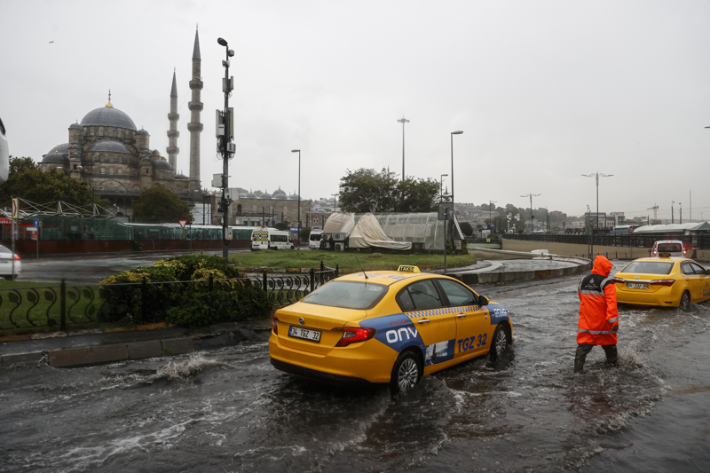 <p>Sa�anak nedeniyle olu�mas� muhtemel sel, su bask�n�, y�ld�r�m, yerel dolu ya����, ya��� an�nda kuvvetli r�zgar ve hortum gibi olumsuzluklara kar�� dikkatli ve tedbirli olunmas� gerekiyor.</p><p><br></p>