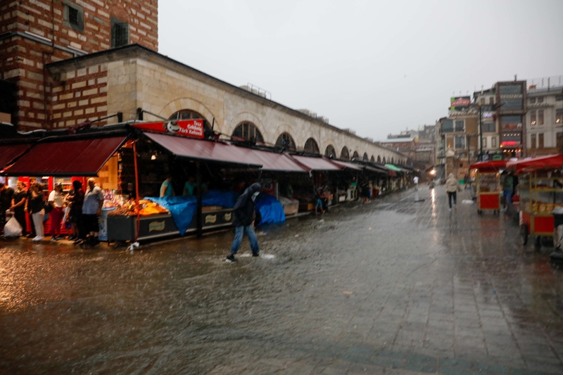 <p>Meteoroloji 1. B�lge M�d�rl��� �stanbul B�lge Tahmin ve Erken Uyar� Merkezinden yap�lan a��klamaya g�re, g�n�n ilk saatlerinden itibaren b�lgenin kuzeybat� kesimlerinde sa�anak ve g�k g�r�lt�l� sa�anak �ng�r�l�yor.</p><p>Ya���lar�n, Marmara'n�n g�ney ve do�usunda (�stanbul, Kocaeli, Sakarya, Yalova) aral�kl� ve yerel olarak kuvvetli olmas� bekleniyor.</p><p><br></p>