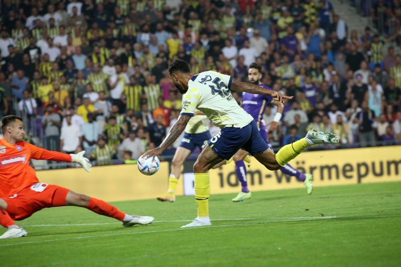 <p>Viola Park'ta oynanan karlamaya hzl balayan Fenerbahe, 8. dakikada Joshua King'in golyle ne geti.</p>