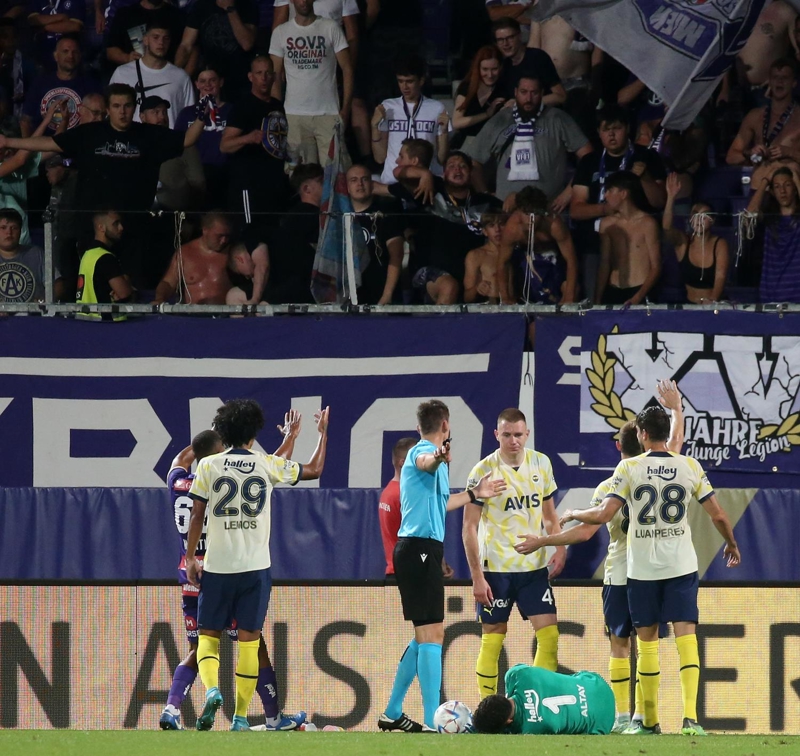 <p>Bir sre yerde kalan Altay, tedavisinin ardndan oyuna devam etti.</p>