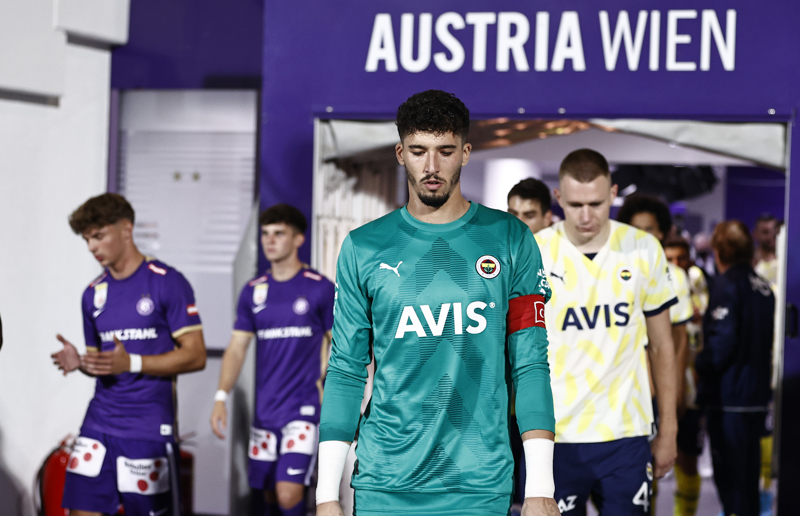 <p><b>ALTAY'A YABANCI MADDE ATILDI</b><br></p><p><br></p><p>Fenerbahe'nin kalecisi Altay Bayndr'a, rakip takm taraftarlar tarafndan bir cisim isabet etti.</p>