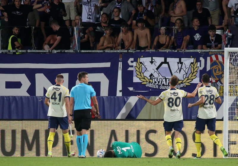 <p>Bunun zerine kale arkasnda bulunan Austria Wien taraftarlarnn, tribnden sahaya att yabanc madde kaleci Altay'a geldi.</p>