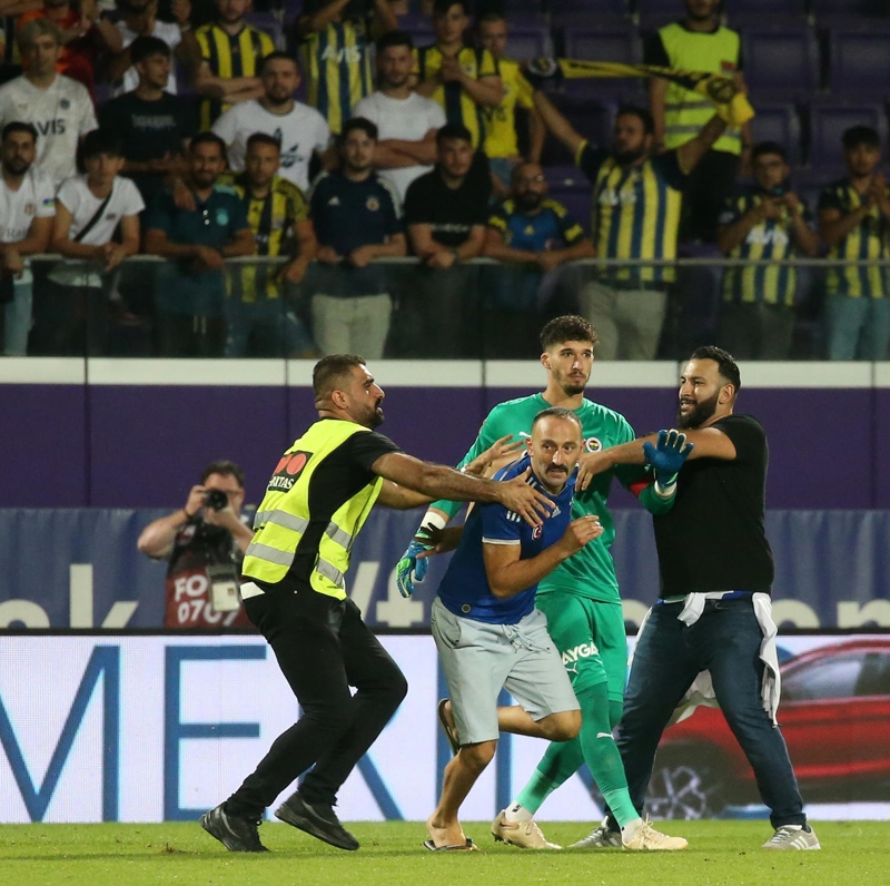 <p><b>SAHAYA TARAFTAR GRD</b><br></p><p><br></p><p>Fenerbahe ile Austria Wien arasndaki msabakada 2 taraftar sahaya girdi.</p>