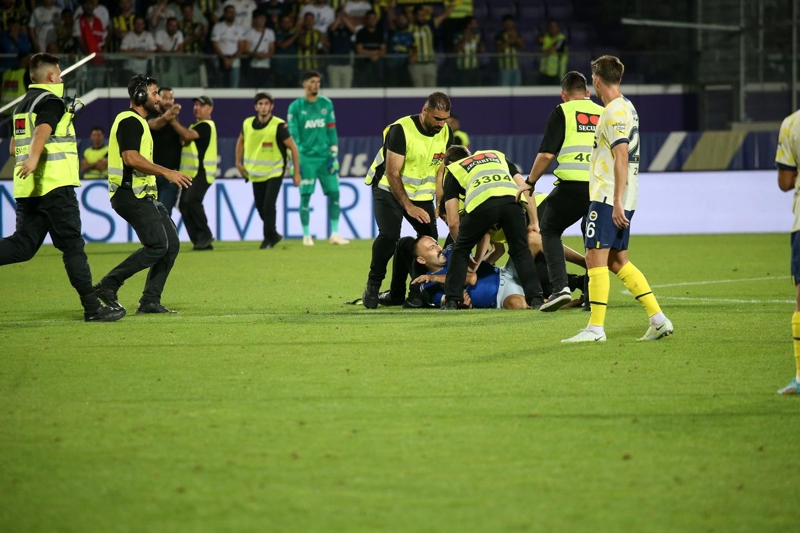 <p>Altay'a sarlan Fenerbaheli 2 taraftar grevliler tarafndan dar karld.</p>