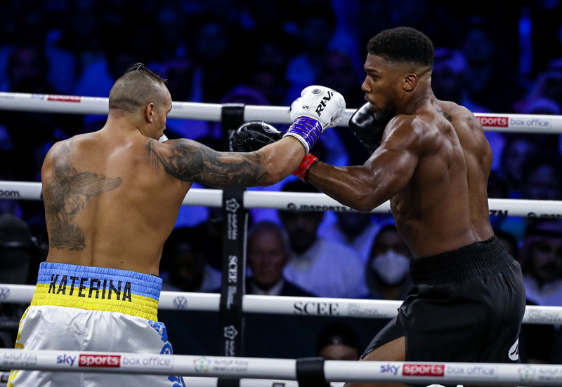 <p>32 yaşındaki Joshua ilk karşılaşmaya göre daha agresif bir dövüş sergilese de Usyk, 12 raunt sonunda oy çokluğuyla ringden galip ayrıldı.</p>