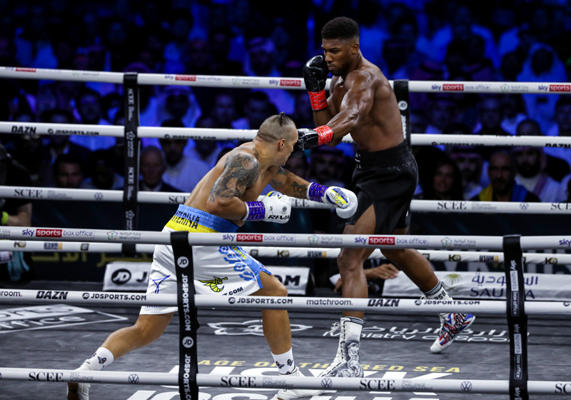 <p>Beş büyük profesyonel boks organizasyonundan dördünün (WBA, WBO, IBF, IBO) ağır sıklet kemerinin sahibi Usyk böylece unvanlarını korudu.</p>