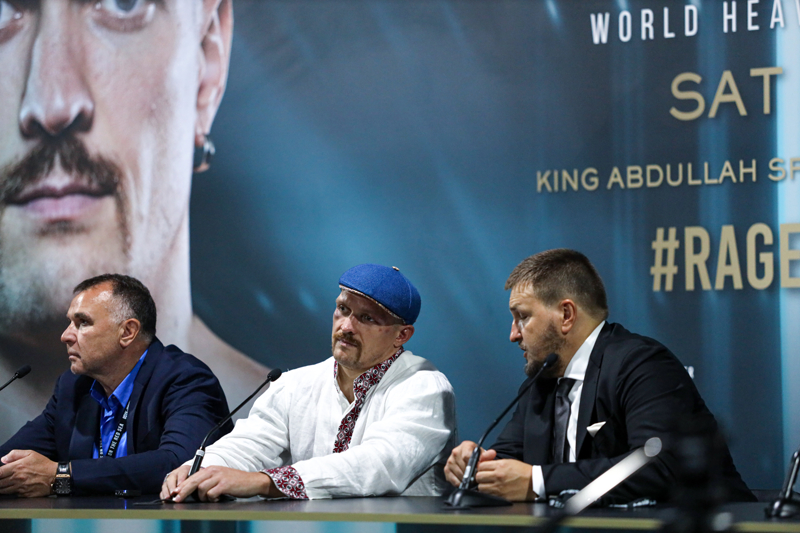 <p><i><b>'Tyson Fury'nin henüz emekli olmadığına ve benimle dövüşmek istediğine eminim.'</b></i> diyen Ukraynalı boksör, Dünya Boks Konseyi (WBC) ağır sıklet kemerini elinde tutan Büyük Britanyalı Fury'yi maç yapmaya çağırdı.</p>