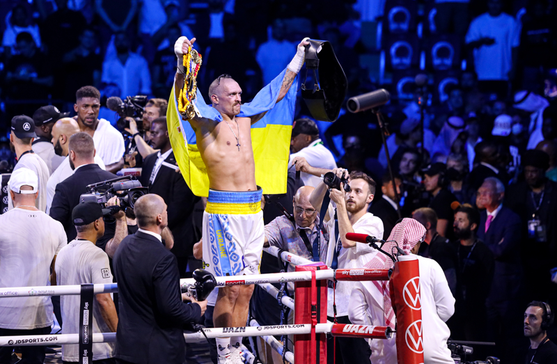 <p>35 yaşındaki Usyk. mücadelenin ardından <b><i>'Bu zaferi ülkeme, aileme, ekibime ve bu ülkeyi savunan tüm orduya adıyorum.' </i></b>ifadesini kullandı.</p>