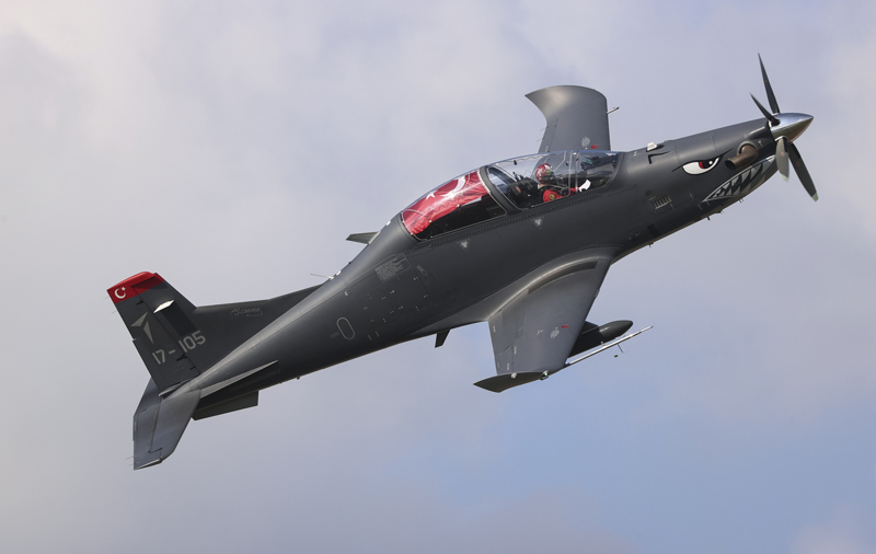 <p>Gökbey, Atak helikopterleri, eğitim ve hafif taarruz uçağı Hürkuş, Bayraktar TB2, AKINCI TİHA, Anka, kargo uçağı ve F-16 gösterisi, izleyenlerin büyük beğenisini topladı.</p>
