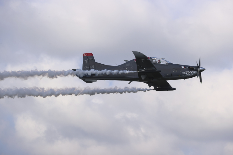 <p>Atatürk ve Türk bayrağı açarak alandan geçen Jandarma, Sahil Güvenlik ve Emniyet teşkilatının helikopterleri yoğun alkış aldı. Türk Yıldızları'nın gösterisi de büyük beğeni topladı.</p>