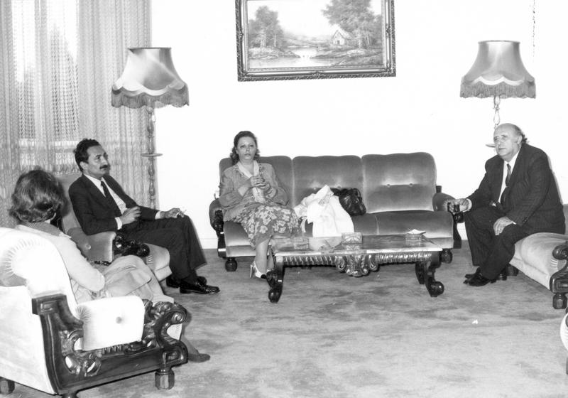 <p>Darbe �ncesinde bir askeri inzibat erini �ld�rd��� gerek�esiyle h�k�m giyen 17 ya��ndaki Erdal Eren'e de idam cezas� verildi. Eren'in idam h�km�, Yarg�tay taraf�ndan 2 kez iptal edilmesine ra�men Milli G�venlik Konseyince onaylanan kararla ve ya�� b�y�t�lerek 13 Aral�k 1980'de Ankara Ulucanlar Cezaevi'nde infaz edildi.<br><br></p><p>Kenan Evren'in Eren i�in s�yledi�i 'Asmayal�m da besleyelim mi?' ifadesi, darbecilerin insan haklar� ihlali konusunda s�n�r tan�mayacaklar�n�n itiraf� oldu.</p>