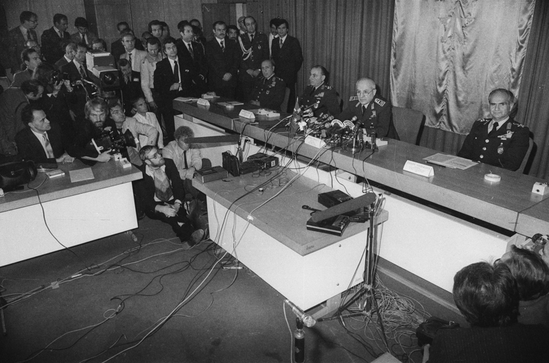 <p>Genelkurmay Ba�kan� Orgeneral Kenan Evren, Kara Kuvvetleri Komutan� Orgeneral Nurettin Ersin, Hava Kuvvetleri Komutan� Orgeneral Tahsin �ahinkaya, Deniz Kuvvetleri Komutan� Oramiral Nejat T�mer ve Jandarma Genel Komutan� Orgeneral Sedat Celasun'dan olu�an darbeci Milli G�venlik Konseyi, b�t�n yetkileri ele ald�.<br><br></p><p>Anayasay� kald�ran darbeciler, ard�ndan TBMM'yi la�vederek antidemokratik faaliyetlerine h�z verdi.</p>