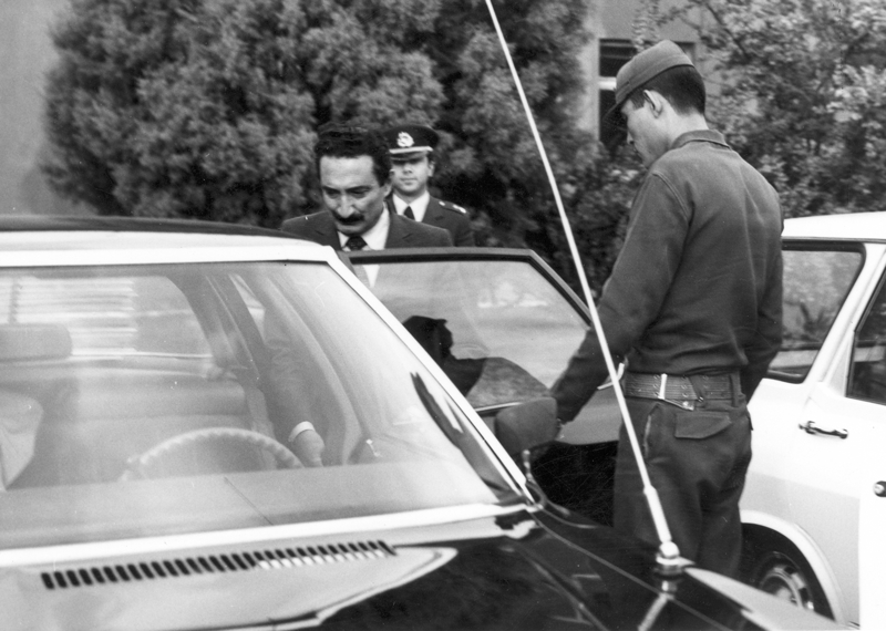 <p>�lke genelinde s�k�y�netim ilan edildikten sonra sivil toplum kurulu�lar�n� hedef alan darbeciler, T�rk Hava Kurumu, �ocuk Esirgeme Kurumu ve K�z�lay d���ndaki dernekleri kapatt�.<br><br></p><p>Siyasi partilerin kap�s�na kilit vuran darbeciler, S�leyman Demirel ile B�lent Ecevit'i Hamzakoy, Necmettin Erbakan ile Alparslan T�rke�'i ise Uzunada'ya s�rg�ne g�ndererek siyasi yasaklar getirdi.</p>