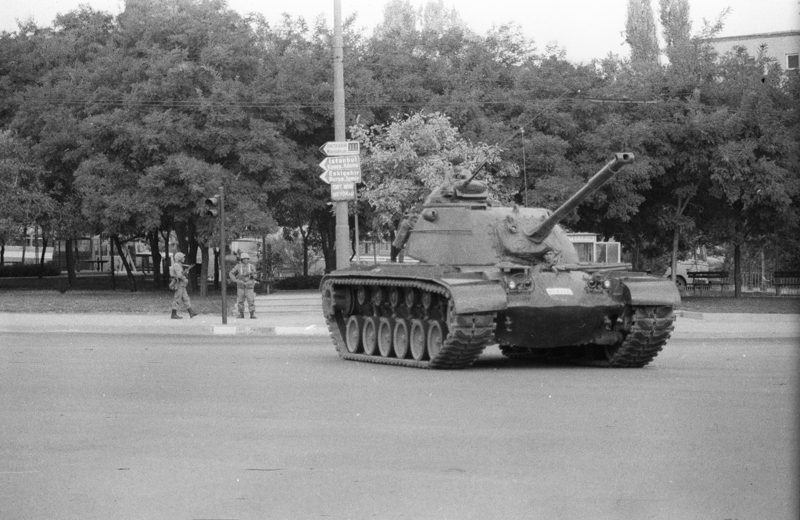 <p>Ancak S�leyman Demirel'in ba�bakanl���ndaki h�k�metin 2 Temmuz'da g�venoyu almas�yla darbeciler bu plan� erteledi.</p><p><br>Tarihler 12 Eyl�l'� g�sterdi�inde, T�rkiye demokrasisine darbe vuracak plan, sabaha kar�� uyguland�.</p>