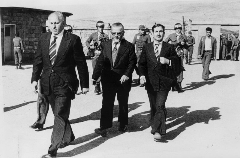 <p>Kanl� uygulamalar�n yan� s�ra demokrasinin ask�ya al�nd��� s�re�te 650 bin ki�i g�zalt�na al�nd�, 210 bin davada 230 bin ki�i yarg�land�, 7 binden fazla ki�i hakk�nda idam talep edildi.<br><br></p><p>Hukukun ask�ya ald��� o g�nlerde, 517 ki�i �l�m cezas�na �arpt�r�ld� ve 50 ki�i hakk�nda idam karar� yerine getirildi.</p>