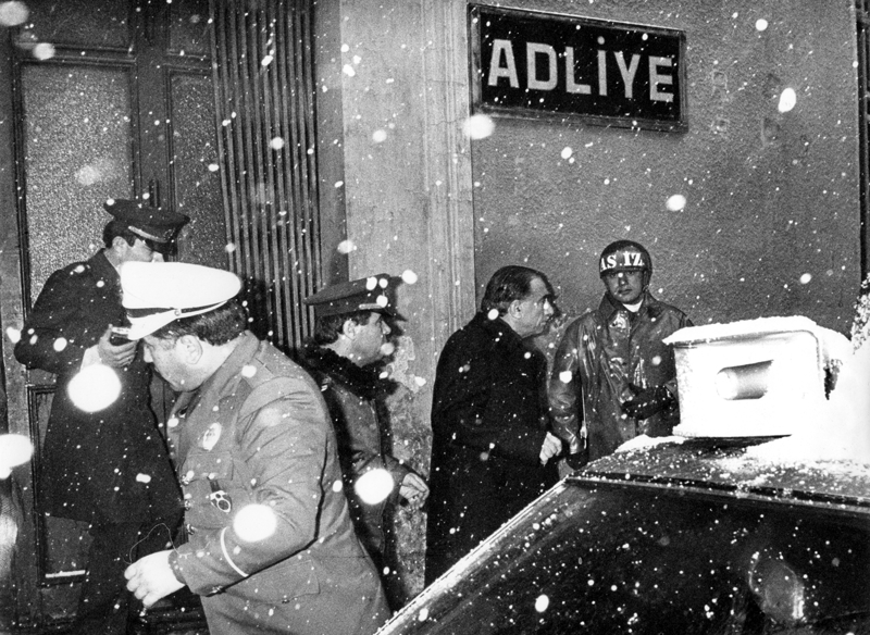 <p><strong>- DARBEC�LER HAKKINDA DAVA</strong></p><p>Darbeci generallerin belirledi�i dan��ma meclisinin haz�rlad��� anayasa, 1982'de 'g�d�ml�' referandumla y�zde 92'lik evet oyu ald�.<br><br></p><p>Evren ve di�er darbeciler, darbe anayasas�na dahil ettikleri 'ge�ici 15. madde' ile �m�r boyu dokunulmazl�k hakk� kazanarak olas� bir yarg�lanmaya kar�� �nlem ald�.<br><br></p><p>Ancak 'Milli G�venlik Konseyi �yelerinin yarg�lanamayaca��na' dair ge�ici 15. madde, 12 Eyl�l 2010'daki referandumla anayasadan ��kar�ld�. B�ylece darbecilerin yarg�lanmas�n�n �n� a��ld�.<br><br></p><p>Referandumdan bir g�n sonra T�rkiye'nin d�rt bir taraf�ndan darbeciler ve onlar�n talimatlar�n� uygulayanlar hakk�nda su� duyurusunda bulunuldu.</p>