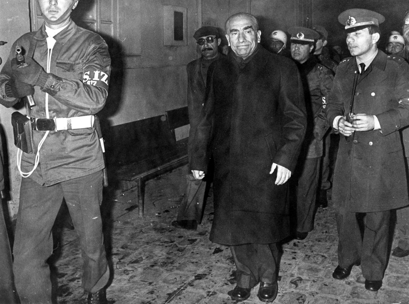 <p>Onlarca gazeteci hakk�nda binlerce y�la varan hapis cezas� istendi, 14 bin ki�i T�rkiye Cumhuriyeti vatanda�l���ndan ��kar�ld�, 30 bin ki�i ise 'sak�ncal�' oldu�u iddias�yla i�inden edildi.<br><br></p><p>K�lt�r ve sanat hayat�n�n da hedef al�nd��� 12 Eyl�l'de, yakla��k bin film sak�ncal� bulundu�u i�in yasakland�.</p>