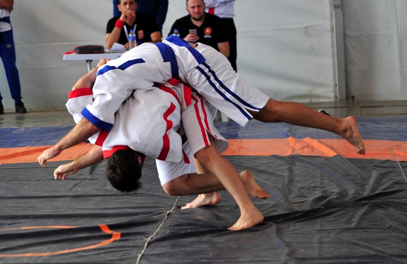 <p>13 branşta 102 ülkeden 3 binin üzerinde sporcunun katıldığı 4'üncü Dünya Göçebe Oyunları'nın 4'üncü ve son günü alış güreşi, kapışmalı aba güreşi ve atlı okçuluk yarışlarıyla başladı. </p>