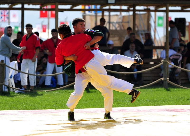<p>Yüzlerce sporcu galip gelebilmek için birbirleriyle kıyasıya mücadele etti. Oyunları izlemeye gelen sporseverler ise heyecanlı anlar yaşadı.</p>