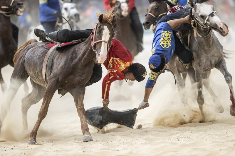 <p>İznik Gölü kıyısında başlayan oyunlar kapsamında Türklerin ata sporlarından olan ve 'at üzerinde oğlak yakalama' olarak bilinen kökbörü mücadelesi finali yapıldı. </p>