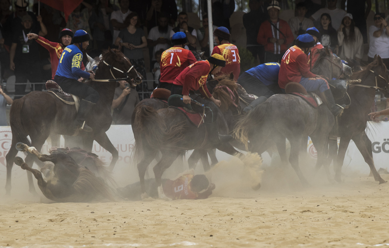 <p>Kıyasıya geçen karşılaşmada zaman zaman kazalar da meydana geldi. </p>