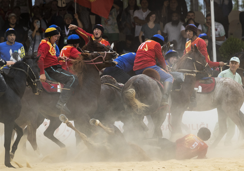 <p>Oyun alanından taşan mücadele sonucu bazı atlar seyircilerin bulunduğu alana çıktı.</p>