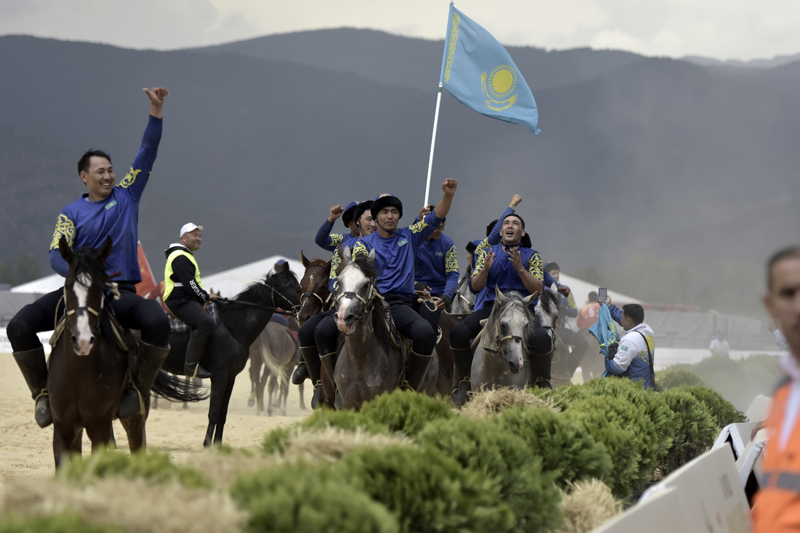 <p>Kırgızistan'ı 4-3'lük skorla yenen Kazakistan Milli Takımı oyuncuları, mücadele sonunda büyük sevinç yaşadı.</p>