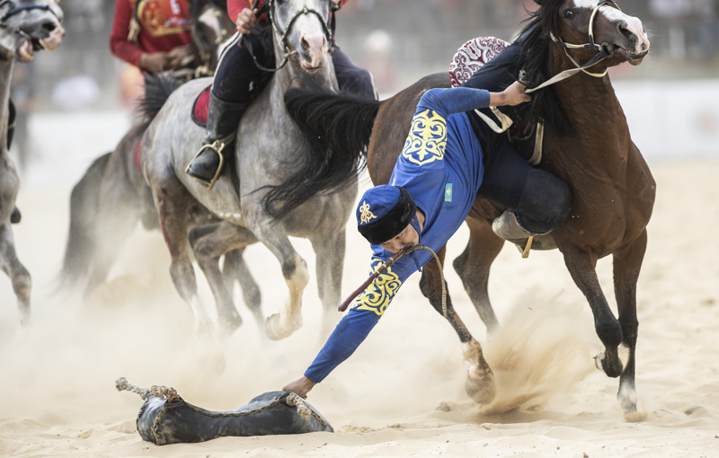 <p>Sporcular, oğlak derisinin içinin doldurulmasıyla hazırlanan yaklaşık 30 kilo ağırlığındaki temsili oğlağı, yerden kaparak at üzerinde taşıyıp rakibin kalesine bırakmaya çalıştı.</p>